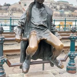 Kiskirálylány szobor Budapest - Külső kép
