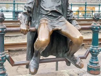 Kiskirálylány szobor Budapest