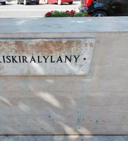 Kiskirálylány szobra