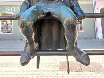 Kiskirálylány szobra Tapolca