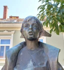 Kiskirálylány szobra