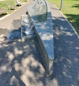 Kislány papírhajóval szobor