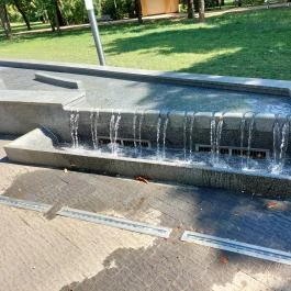 Kislány papírhajóval szobor Hajdúszoboszló - Egyéb