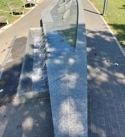 Kislány papírhajóval szobor