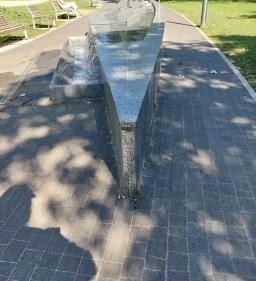 Kislány papírhajóval szobor