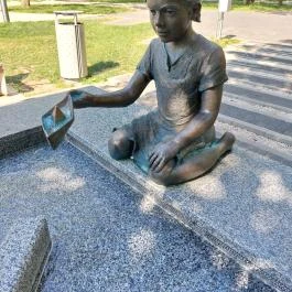Kislány papírhajóval szobor Hajdúszoboszló - Egyéb