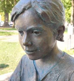 Kislány papírhajóval szobor