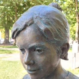 Kislány papírhajóval szobor Hajdúszoboszló - Egyéb