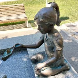 Kislány papírhajóval szobor Hajdúszoboszló - Egyéb