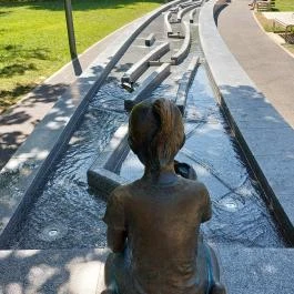 Kislány papírhajóval szobor Hajdúszoboszló - Egyéb