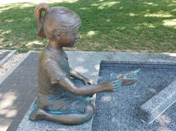 Kislány papírhajóval szobor Hajdúszoboszló