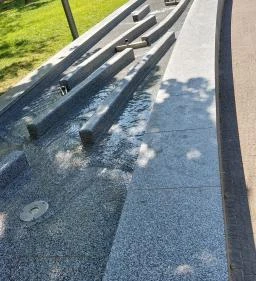 Kislány papírhajóval szobor