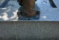 Kislány papírhajóval szobor Hajdúszoboszló