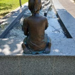 Kislány papírhajóval szobor Hajdúszoboszló - Egyéb