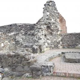 Kisnánai Várrom és Népi Műemlék, Kisnána - Külső kép