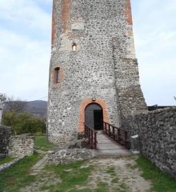 Kisnánai Várrom és Népi Műemlék