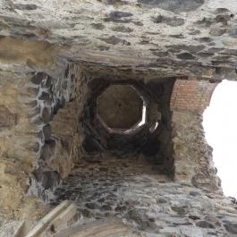 Kisnánai Várrom és Népi Műemlék, Kisnána - Külső kép