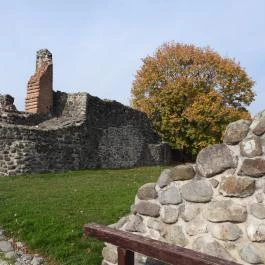 Kisnánai Várrom és Népi Műemlék, Kisnána - Külső kép