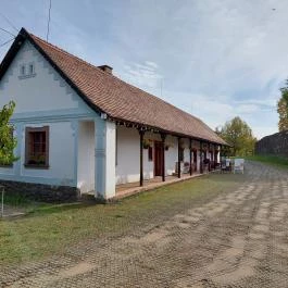 Kisnánai Várrom és Népi Műemlék, Kisnána - Külső kép