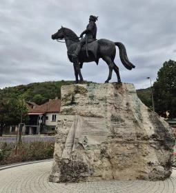 Kiss Albert emlékmű