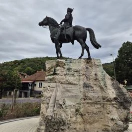 Kiss Albert emlékmű, Tokaj - Külső kép