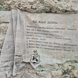 Kiss Albert emlékmű, Tokaj - Külső kép