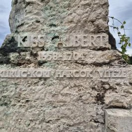 Kiss Albert emlékmű, Tokaj - Külső kép