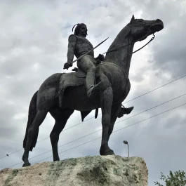 Kiss Albert emlékmű, Tokaj - Külső kép