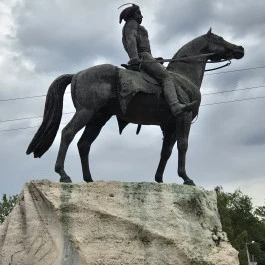 Kiss Albert emlékmű, Tokaj - Külső kép