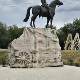Kiss Albert emlékmű, Tokaj - Külső kép