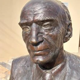 Kiss Tamás szobor Kisújszállás - Egyéb