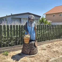 Kisvakond szobor, Jen? - Külső kép