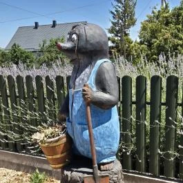 Kisvakond szobor, Jen? - Külső kép