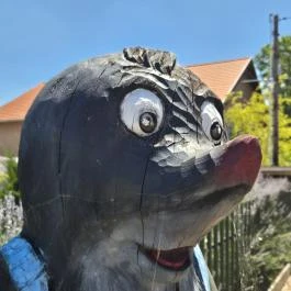 Kisvakond szobor, Jen? - Külső kép