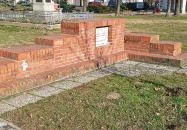 Kiszombor első iskolájának emlékműve Kiszombor