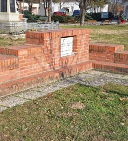 Kiszombor első iskolájának emlékműve