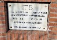 Kiszombor első iskolájának emlékműve Kiszombor