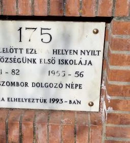 Kiszombor első iskolájának emlékműve