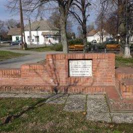 Kiszombor első iskolájának emlékműve Kiszombor - Külső kép