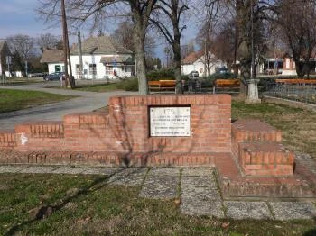 Kiszombor első iskolájának emlékműve Kiszombor