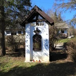 Kitelepítési emlékmű Vérteskozma - Külső kép