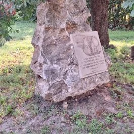 Kitelepítési emlékmű Isztimér - Külső kép