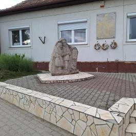 Kitelepítettek emlékműve Iklad - Külső kép