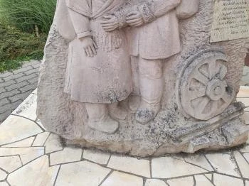 Kitelepítettek emlékműve Iklad