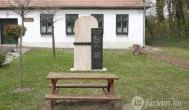 Kiűzetés emlékköve Máriakálnok - Külső kép