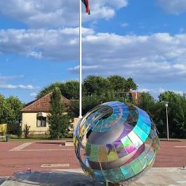 Kohézió - Nemzeti Összetartozás emlékmű Örkény - Külső kép