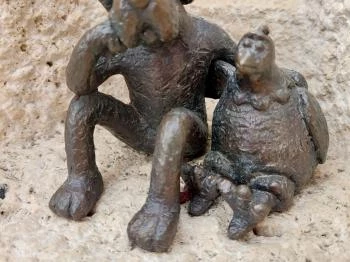 Kolodko: Anyám tyúkja miniszobor Vác