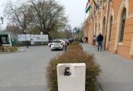 Kolodko: Anyám tyúkja miniszobor Vác