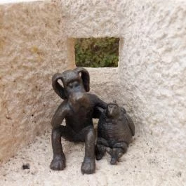 Kolodko: Anyám tyúkja miniszobor, Vác - Külső kép