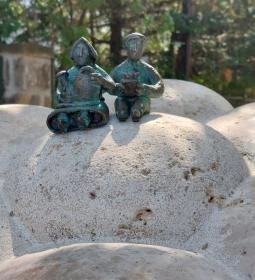 Kolodko: Aranka néni & Béla bácsi miniszobor